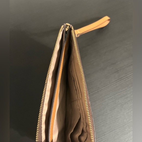 Michael Kors Jet Set Signature Logo Wristlet Wallet - Picture 6 of 12